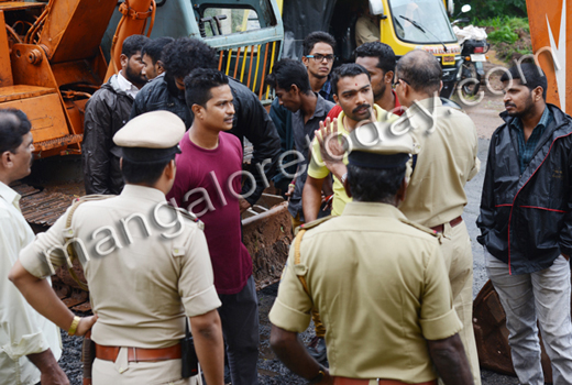  Prof. Bhagavan tries to stir hornet’s nest ; Hindu activists stage flash protest 1